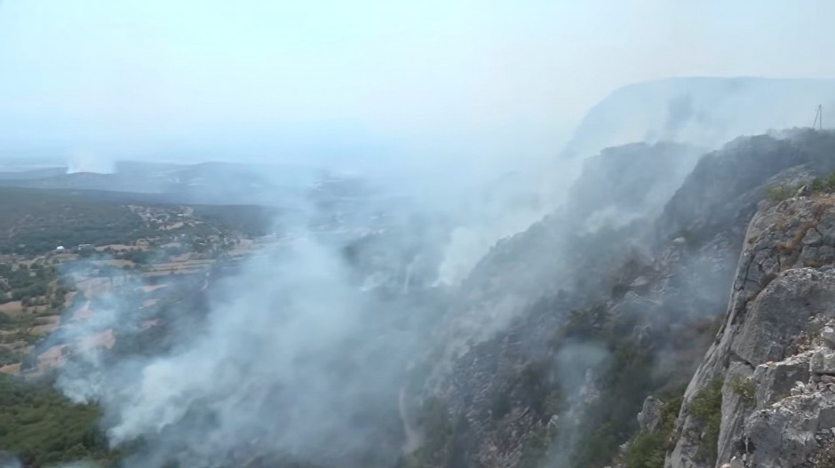 MALOLETNIK OSUMNJIČEN ZA POŽAR NA PORODIČNOM IMANJU: Vatra zahvatila deo Kuča