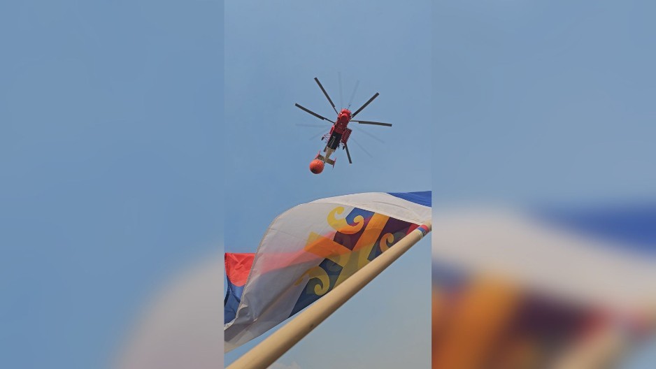 "POZDRAV BRAĆI U OVIM TEŠKIM MOMENTIMA" Rastkov potez je obišao region, trobojkom je dočekao helikopter iz Srbije kraj Morače (FOTO/VIDEO)