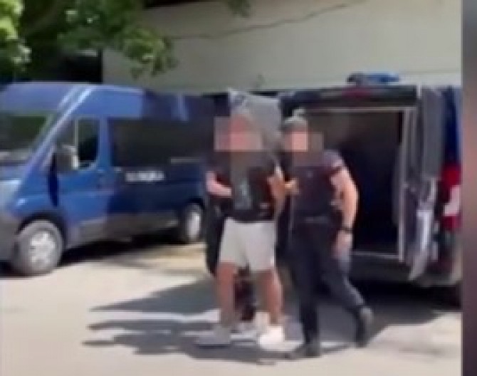 DIVLJAO I UNIŠTAVAO U NOVOM SADU: Policija stavila lisice osumnjičenom za uništavanje imovine (VIDEO)
