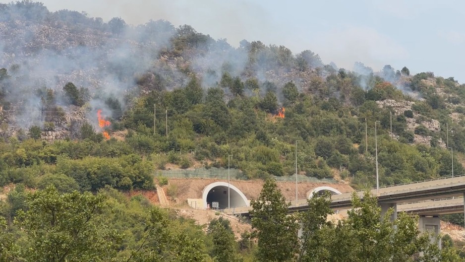 GORI BRDO IZNAD TUNELA, VATRA PRETI DA SE PROŠIRI NA AUTO-PUT Dramatično i dalje u Crnoj Gori, danas kritično u selu Mrke (FOTO)