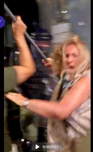 JASNO SE VIDI DA JE NAPALA POLICIJU Blokaderski influenseri šire LAŽI, ali ovaj snimak sve govori (VIDEO)