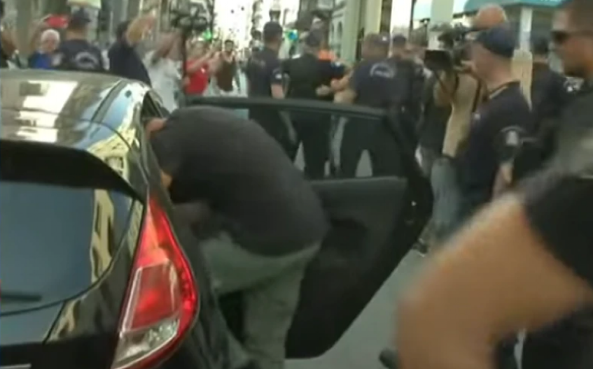 NAROD ORGANIZOVAO LINČ U GRČKOJ! Građani napali mladiće optužene za podmetanje požara (VIDEO)