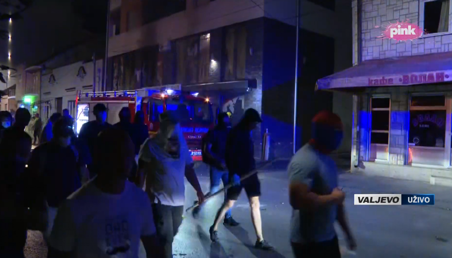 "MLADI, SLATKI STUDENTI?" Ovo su pravi FAŠISTI! Blokaderi ruše pale, uništavaju sve pred sobom u Valjevu! (VIDEO)