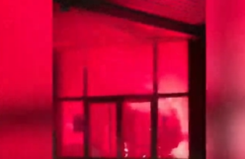 KAO DA JE RATNO STANJE U VALJEVU Teroristi blokaderi ZAPALILI ULAZ U OPŠTINU!(FOTO)