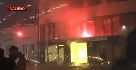JEZIV PRIZOR! Blokadni teroristi žele da žive spale građane Valjeva! (VIDEO)