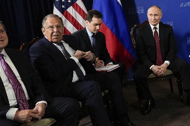 DA LI JE TO ZNAK? Putin na sastanku pokazao na Lavrova: Kamere usnimile trenutak, svet ZANEMEO! (VIDEO)