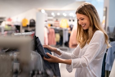 ZBOGOM PUTER ŽUTOJ Ova boja će biti hit jeseni 2025. godine, Srpkinje već pune ormare komadima u prelepoj nijansi