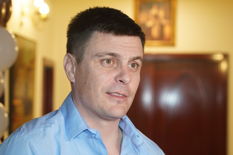 "NEĆU HUŠKATI SVOJ NAROD DOK SEDIM NA RIVI I CIRKAM PIĆE" Vuk Kostić opleo po kolegama koji podržavaju nasilje na ulicama