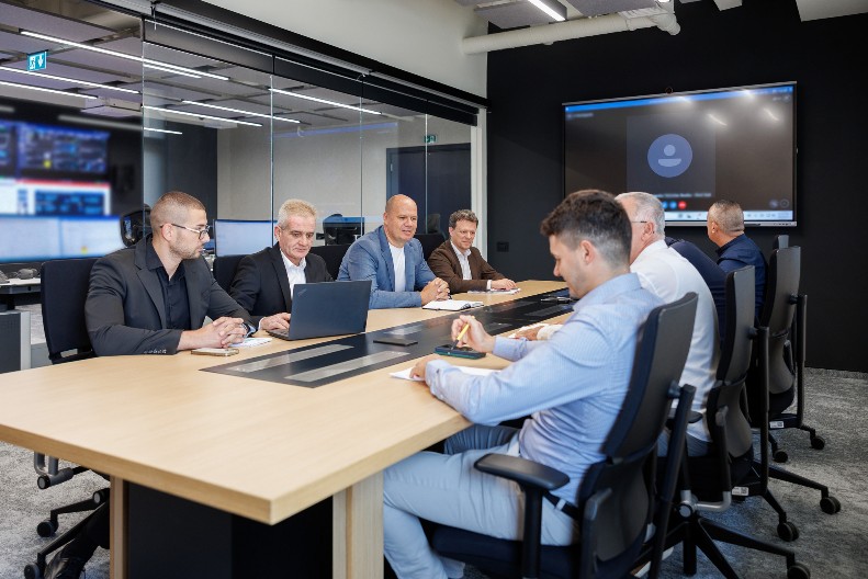 DIGITALIZACIJA U PROIZVODNJI NAFTE Centar za upravljanje proizvodnjom kompanije NIS – efikasnost u realnom vremenu