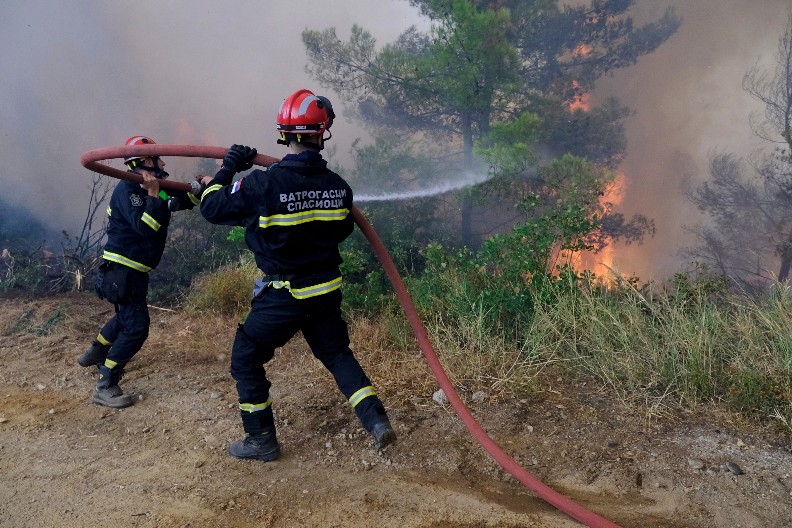 IZBIO POŽAR NA DIVČIBARAMA Vatrogasci na terenu (VIDEO)