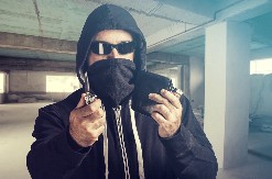 NJIH TROJICA SE TERETE ZA RAZBOJNIŠTVO Prišli devojci, isprskali je biber-sprejom, pretili pištoljem, pa je opljačkali