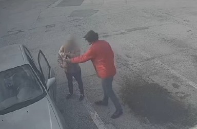 NOŽEM PRETIO DEVOJCI NA AUTOBUSKOJ STANICI Mladić (26) opljačkao devojku u Zemunu