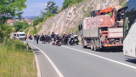 TRAGEDIJA TOKOM ŠLEPANJA  Uže se otkinulo  pa je vozač pao zajedno sa motociklom