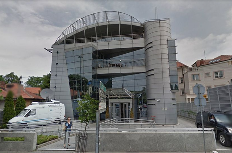 HAOS ISPRED ZGRADE PINKA Čuju se psovke i uvrede, nastao opšti kolaps zbog bivšeg zeta