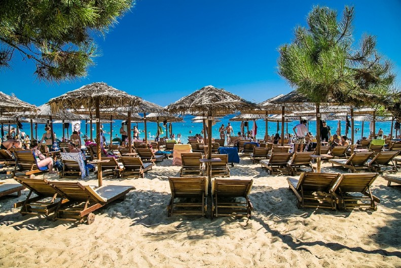 NEVIĐENI SKANDAL NA PLAŽI U GRČKOJ Golotinja izazvala krvavi obračun pred decom, policija jedva smirila besne turiste!