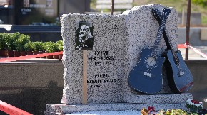 ''NE TROŠITE PARE, UKRSTITE DVE GITARE'' Ispunjena poslednja želja Bore Đorđevića, evo kako izgleda njegov spomenik