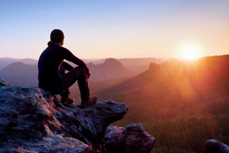 VIC DANA Sedi Mujo na kamenu, prolazi Haso i pita ga...
