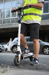 DEČAK (12) IZ VRANJA UDARIO U KAMION ELEKTRIČNIM TROTINETOM Dva meseca u bolnici, lekari mu amputirali nogu