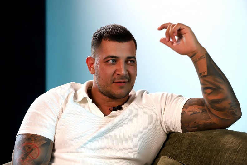 ''KAJEM SE ŠTO SAM IKADA DRŽAO KNJIGU U ŽIVOTU'' Nikola Keljanović bez pardona: ''Veza mi propadaju jer pijem do jutra'' (VIDEO)