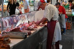 ŠOK U SRPSKOJ VAROŠICI: Mesar uhapšen zbog prevare, 3.000 kila mesa pod znakom pitanja