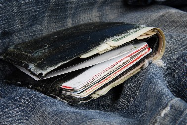 PRONAŠAO NOVČANIK SA NOVCEM I PAPIRIMA Kada ga je predao policiji, usledio je ŠOK - vlasnik se našao u neviđenom problemu!