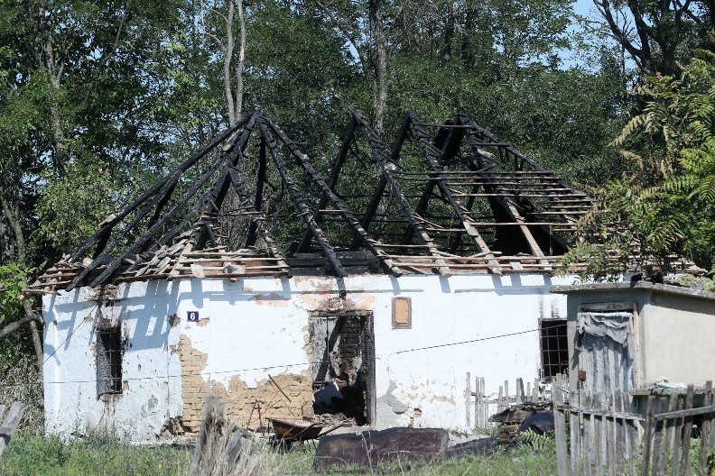 KUĆU STRICA PRETVORIO U ZGARIŠTE, PA ZGAZIO BRATA NA BICIKLI Dan nakon stravičnog ubistva u selu muk