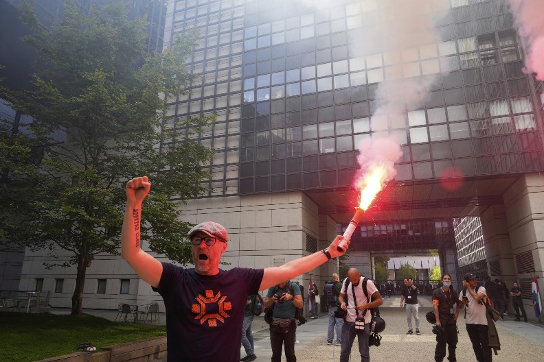 LOGO SARAJEVSKE OLIMPIJADE NA MAJICI DEMONSTRANTA SA BAKLJOM! Jedan od onih koji su upali u francusko ministarstvo u Parizu
