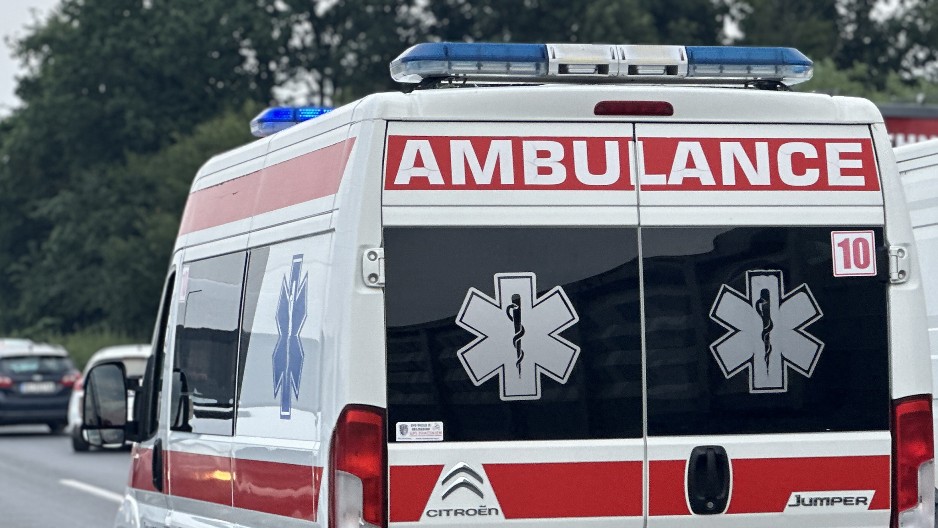 MLADIĆ STRADAO KOD ŠUMADIJA SAJMA Troje kritično posle sudara kamiona i automobila