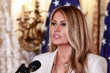 MELANIJA TRAMP U BELOM ODELU U UN IZAZVALA GLOBALNI SKANDAL Da li njena bakarna bluza krije tajnu poruku moći i revolucije?