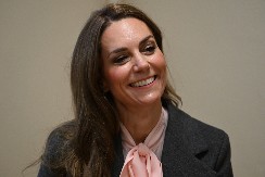 OVAJ KAPUT JE STRAVA!  Ni Francuskinje mu nisu odolele, nosi ga i Kejt, a evo zašto nikada neće izaći iz mode