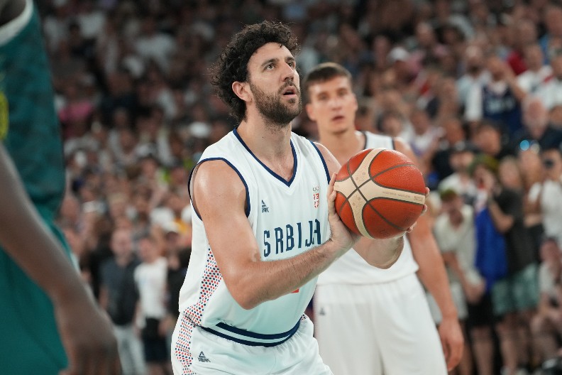 HAOS NA MEČU VASE MICIĆA Sirena za vazdušnu opasnost se oglasila, raketni napad zaustavi košarku (FOTO)