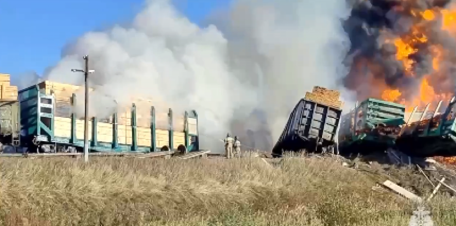 VOZ SA 18 VAGONA ISPAO IZ ŠINA NAKON SUDARA SA KAMIONOM Buknuo požar, ima povređenih (FOTO/VIDEO)