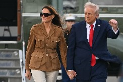 ON PRETI PRSTOM, ONA ODMAHUJE GLAVOM Snimak Melanije i Trampa obišao svet, oko čega su se to posvađali?