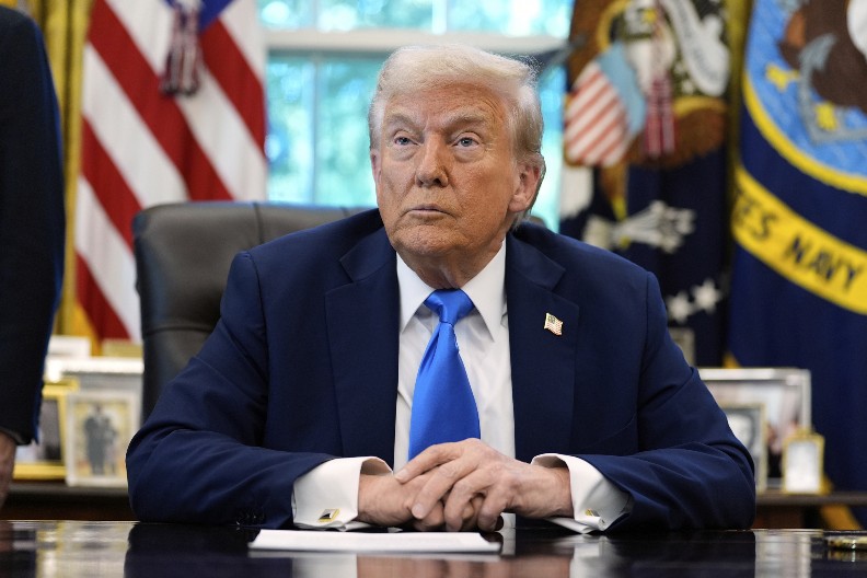 TRAMP NAJAVIO CARINE OD 100 ODSTO! Ova industrija na udaru predsednika SAD