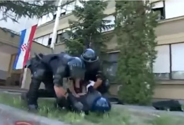 DVA SRBINA U AUTU REZALA TREĆEG! Policija tokom rutinske kontrole razotkrila horor! Sve im bilo sumnjivo jer je auto bio parkiran OVDE