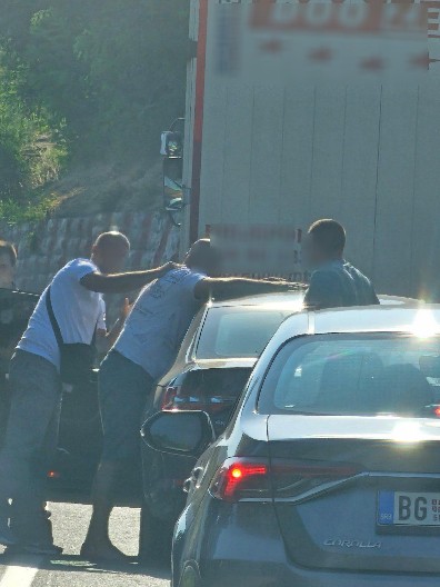 DRAMA U SURČINU Mladić napao policajca, pa progutao kesicu droge!