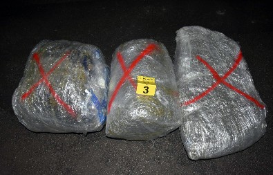 VELIKA AKCIJA POLICIJE, UHAPŠENA DVA DILERA! Jednog našli na naplatnoj rampi sa 35 kila droge, a drugog kod Ražnja sa 50 KILA!