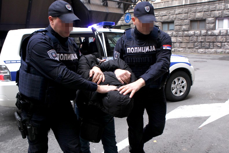 POLICIJA UHAPSILA NASILNIKA KOJI JE NOŽEM NAPAO BIVŠU DEVOJKU I OTEO JOJ DETE IZ NARUČJA Povređena žena zbrinuta u bolnici