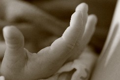 DANIJEL UDARAO DETE O ZID DOK MU NIJE KOSTI POLOMIO! Otac brutalno ubio dve nedelje starog sinčića (FOTO)