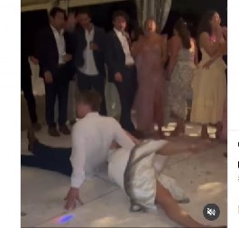 DRAMA NA SVADBI Mladenci pali usred plesa, a mlada je spektakularnim potezom pretvorila trenutak u hit večeri koji je obišao svet (VIDEO)