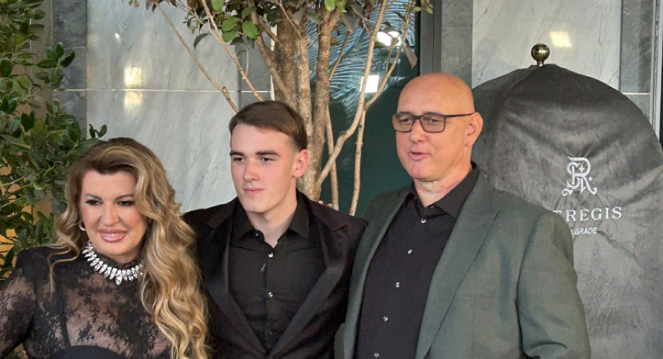 USVOJENI SIN VIKI I TAŠKETA PRVI PUT NA PORODIČNOM SLAVLJU Pevačica stala pred kamere i pokazala novog člana, a on se odmah obratio Andreju