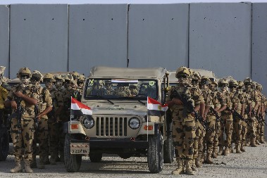 TROJE DIPLOMATA POGINULO U EGIPTU! Putovali na samit o prekidu vatre, stravične scene nesreće kruže mrežama (FOTO)