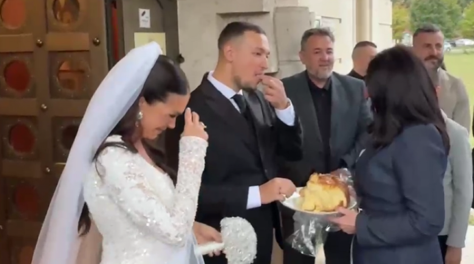 UROŠ I JOVANA ISPOŠTOVALI NAJLEPŠI SRPSKI OBIČAJ Roditelji mladenaca posle venčanja morali su da urade jednu stvar (VIDEO)
