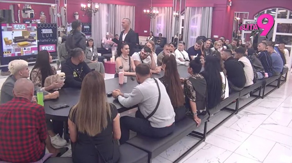 UČESNICA ELITE SE SRUŠILA PRED SVIMA! Panika u Beloj kući, učesnici zanemeli od šoka (FOTO)