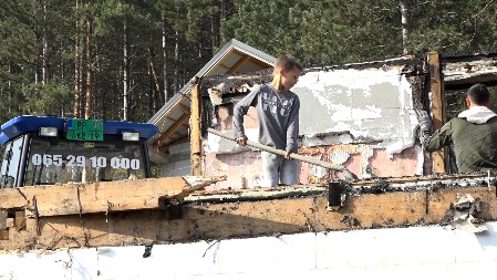 OD PORODIČNOG DOMA OSTALO SAMO ZGARIŠTE Požar progutao kuću Mašovića kod Prijepolja