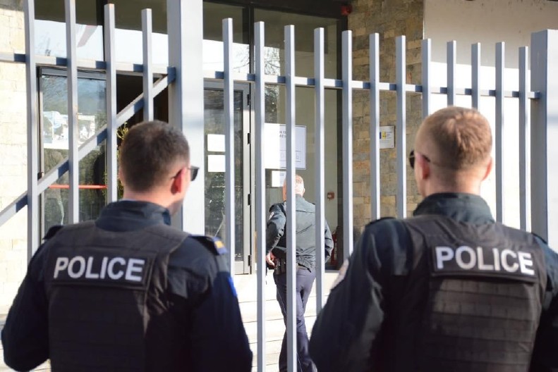 TZV KOSOVSKA POLICIJA ODLAŽE PRIMENU MERA: Srpska dokumenta i registarske tablice bez sankcija do januara