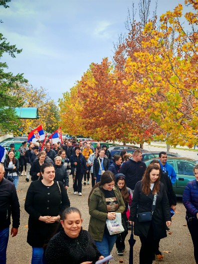 VIJORE SE SRPSKE TROBOJKE U KRALJEVU Najmlađi građani upotpunili atmosferu, LJUDIMA JE DOSTA maltretiranja (FOTO/VIDEO)
