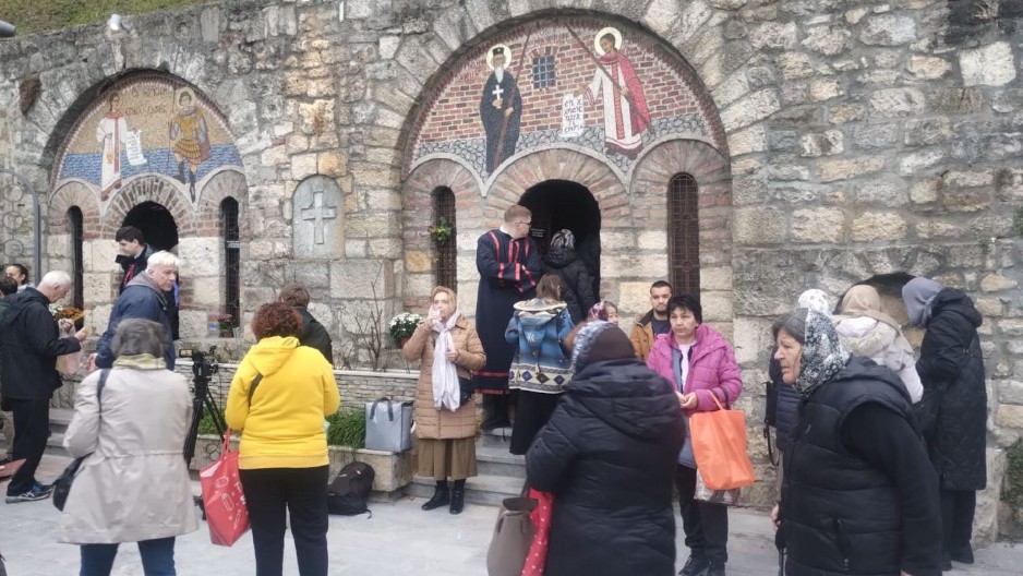 KILOMETARSKI REDOVI NA KALEMEGDANU! Veliki broj vernika čeka ispred Kapele Svete Petke (VIDEO)