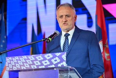 MINISTAR GAJIĆ OBILAZI POVREĐENE U NESREĆI KOD NOVOG SADA Ministarstvo sporta na raspolaganju porodicama