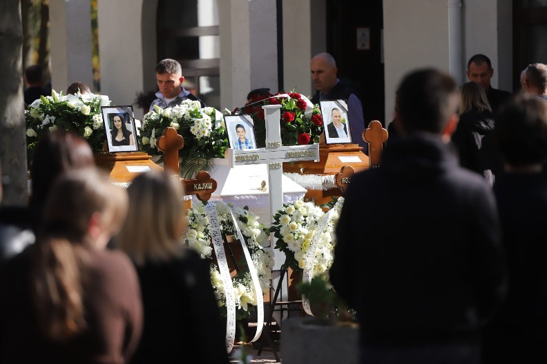 TUGA! BELI SANDUK RASPLAKAO SVE PRISUTNE NA GROBLJU Cveće, sveće i fotografije nastradale porodice na ulazu u kapelu!